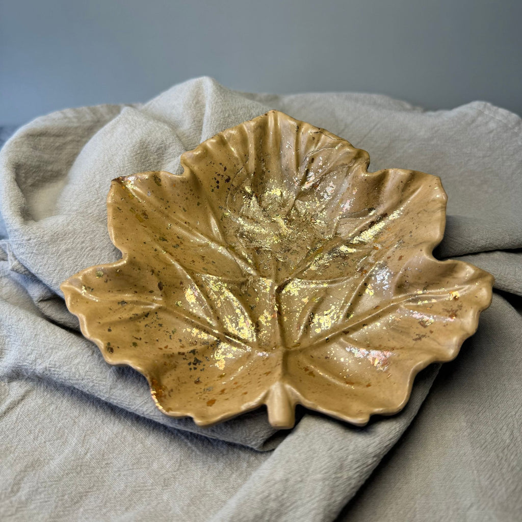 Lövformad Skål i Jesmonite – Beige/Guld