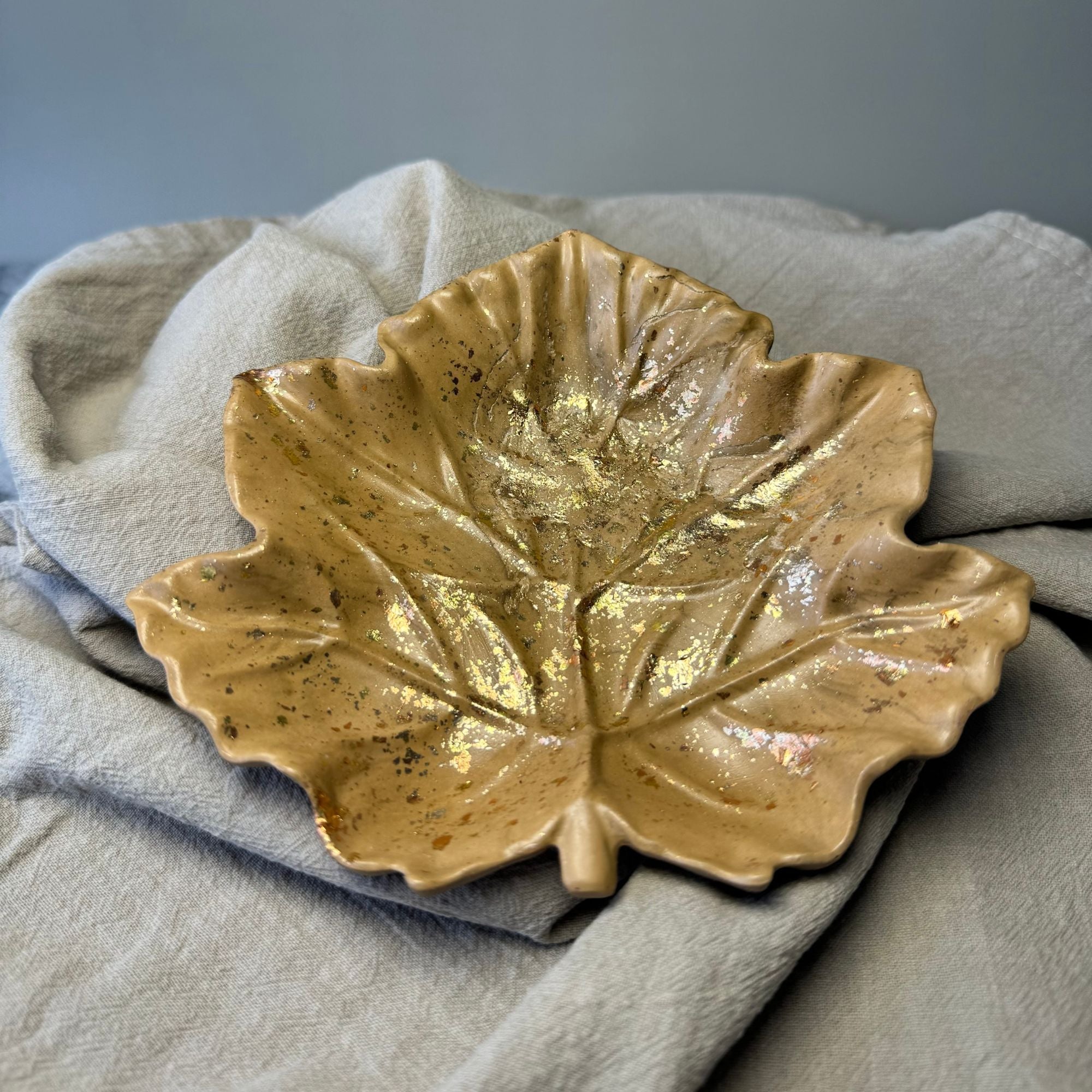 Lövformad Skål i Jesmonite – Beige/Guld