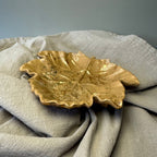 Lövformad Skål i Jesmonite – Beige/Guld