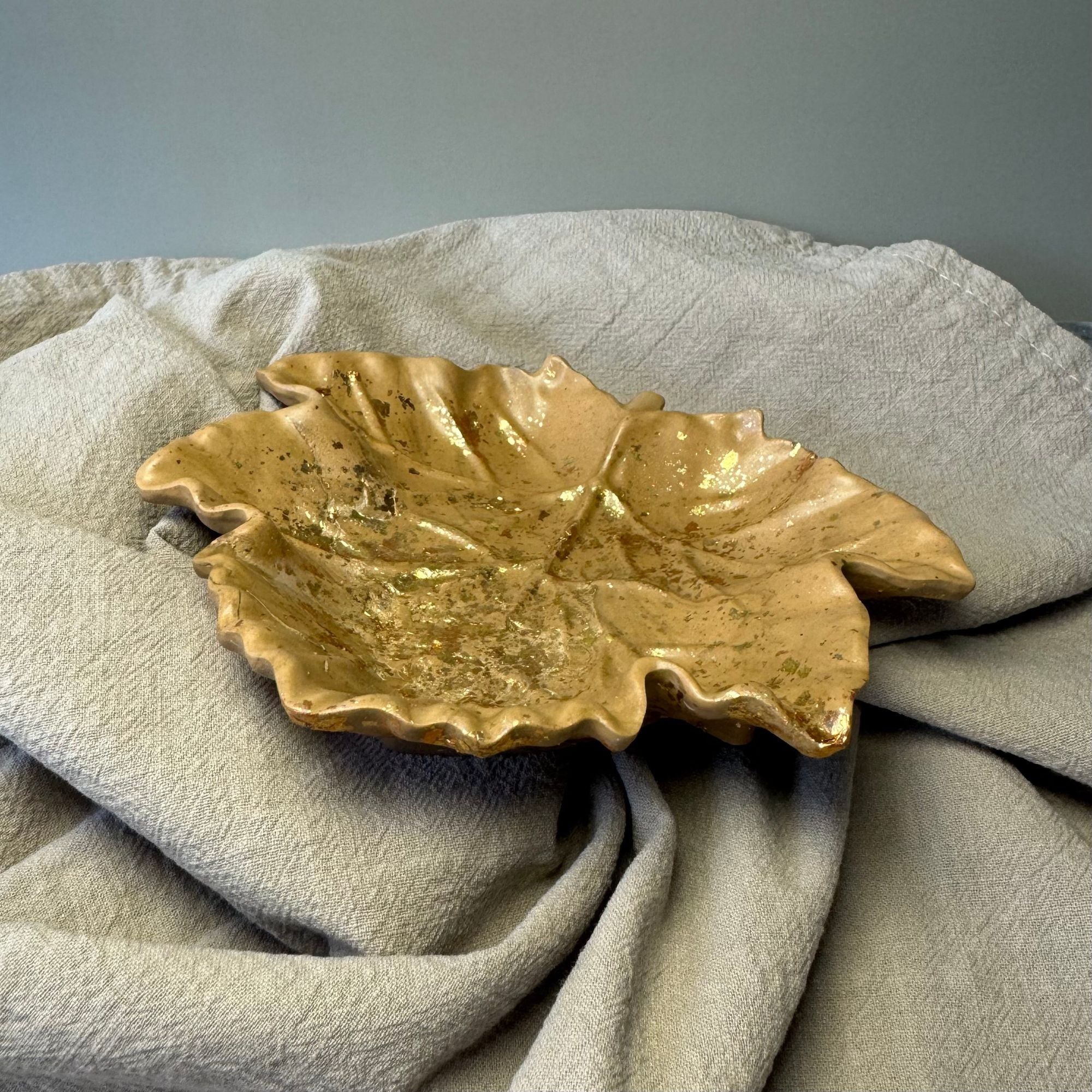 Lövformad Skål i Jesmonite – Beige/Guld