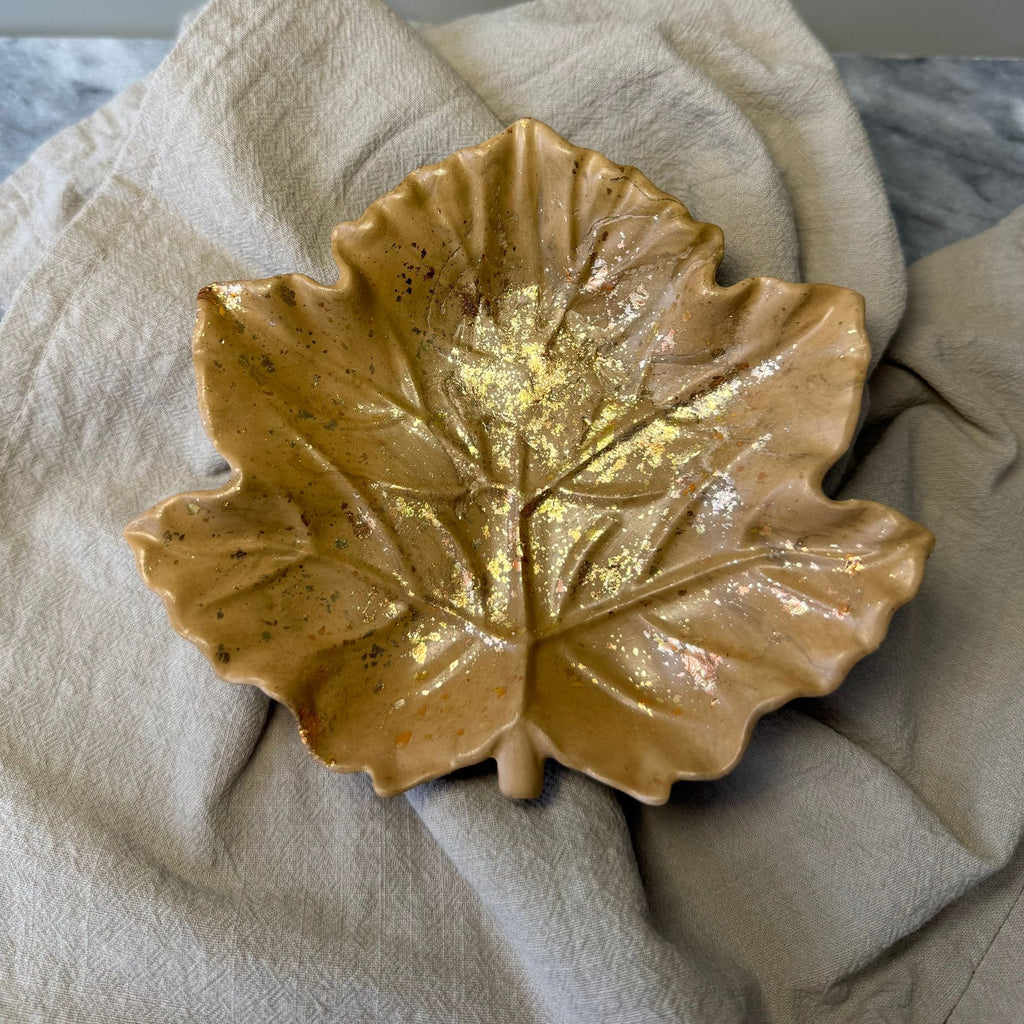 Lövformad Skål i Jesmonite – Beige/Guld