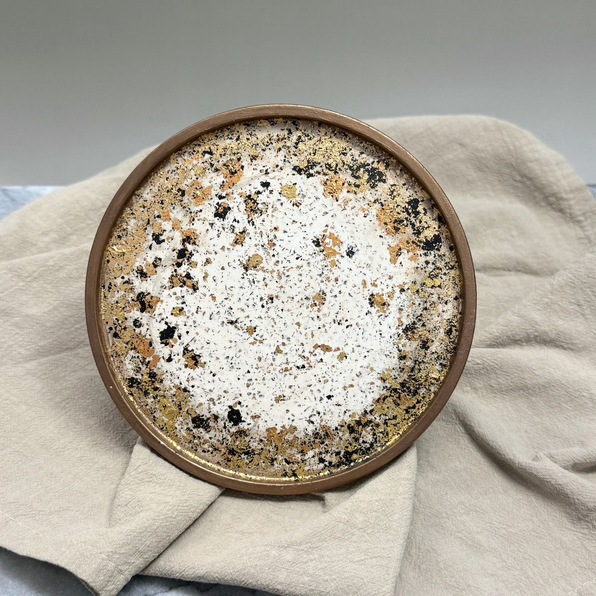 Bricka i Jesmonite – Guld/Svart och krossade glas