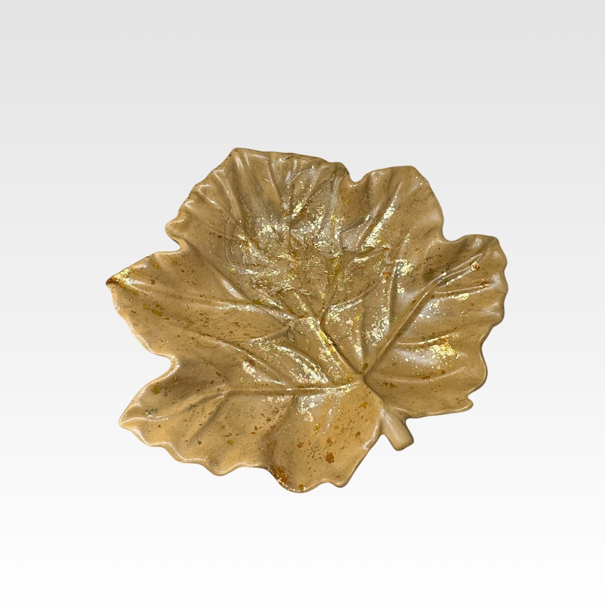 Lövformad Skål i Jesmonite – Beige/Guld